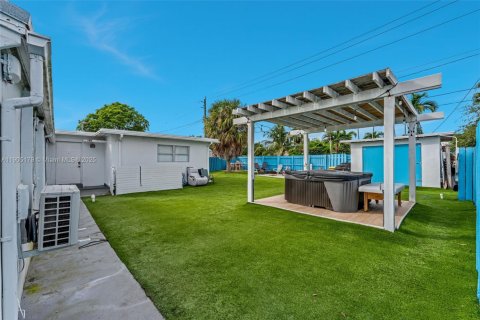 Propiedad comercial en venta en Hallandale Beach, Florida, 147.25 m2 № 1967409 - foto 25