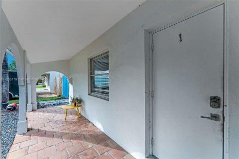 Propiedad comercial en venta en Hallandale Beach, Florida, 147.25 m2 № 1967409 - foto 4