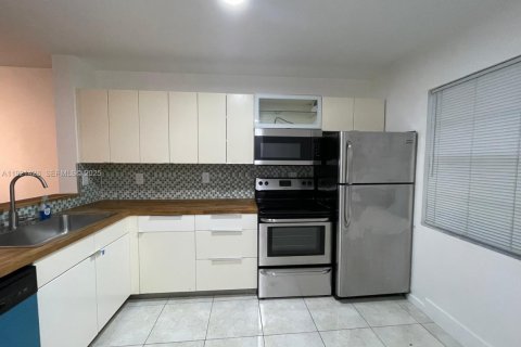 Снять в аренду кондоминиум в Майами, Флорида 3 спальни, 106.84м2, № 2082736 - фото 3