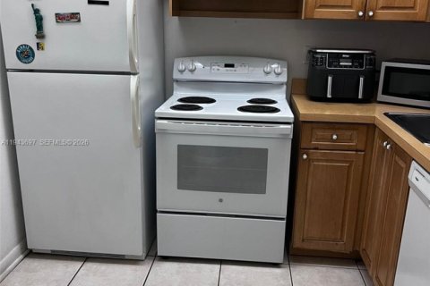 Condo in Miami, Florida, 2 bedrooms  № 2000561 - photo 6