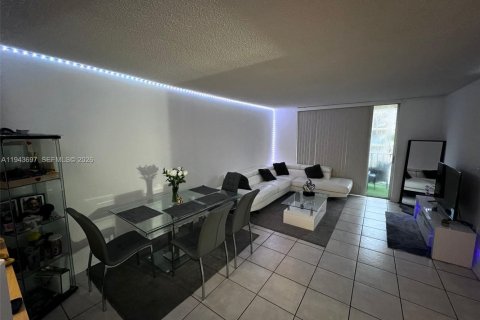 Condominio en Miami, Florida, 2 dormitorios  № 2000561