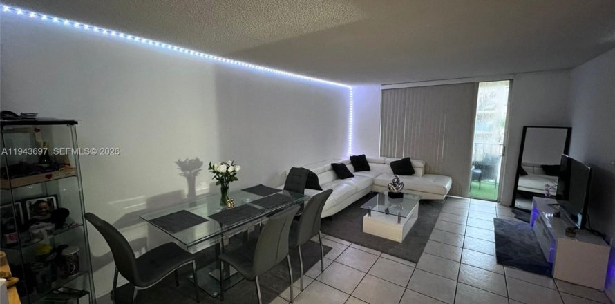 Condo in Miami, Florida, 2 bedrooms  № 2000561