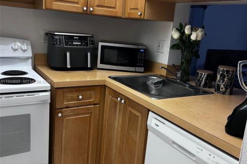 Condo in Miami, Florida, 2 bedrooms  № 2000561 - photo 5