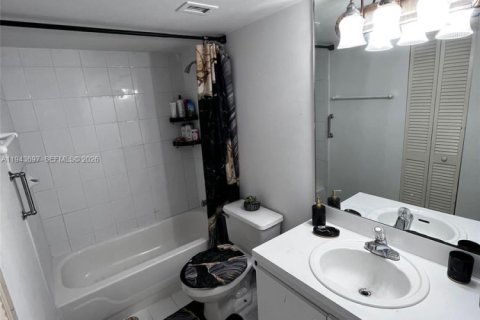 Condo in Miami, Florida, 2 bedrooms  № 2000561 - photo 4