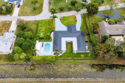 House in Davie, Florida 5 bedrooms, 383.13 sq.m. № 2036229 - photo 5