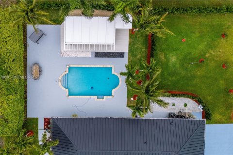 House in Davie, Florida 5 bedrooms, 383.13 sq.m. № 2036229 - photo 2