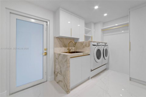 House in Davie, Florida 5 bedrooms, 383.13 sq.m. № 2036229 - photo 23