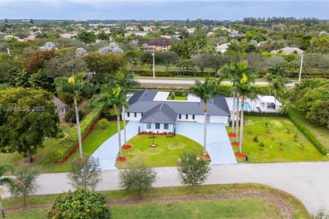 House in Davie, Florida 5 bedrooms, 383.13 sq.m. № 2036229 - photo 1
