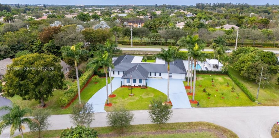 House in Davie, Florida 5 bedrooms, 383.13 sq.m. № 2036229