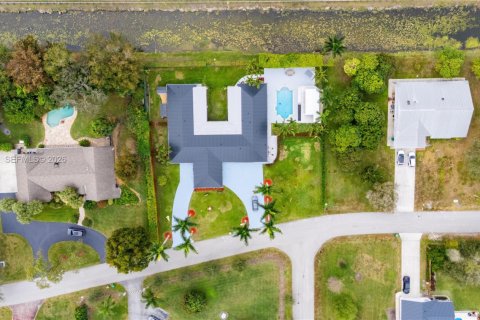 House in Davie, Florida 5 bedrooms, 383.13 sq.m. № 2036229 - photo 4