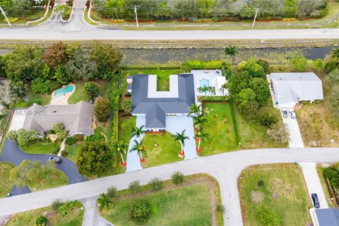 House in Davie, Florida 5 bedrooms, 383.13 sq.m. № 2036229 - photo 3