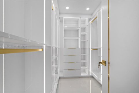 House in Davie, Florida 5 bedrooms, 383.13 sq.m. № 2036229 - photo 18