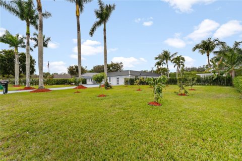 House in Davie, Florida 5 bedrooms, 383.13 sq.m. № 2036229 - photo 8