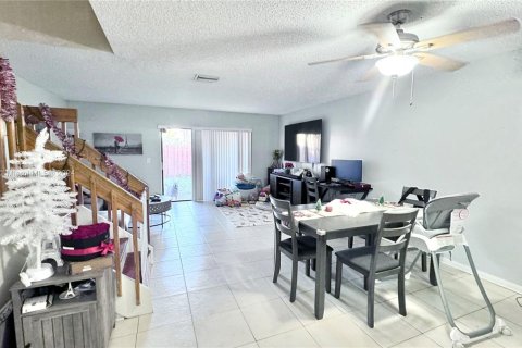 Купить таунхаус в Пемброк-Пайнс, Флорида 2 спальни, 113.71м2, № 1933549 - фото 7