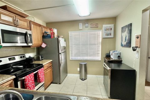 Купить таунхаус в Пемброк-Пайнс, Флорида 2 спальни, 113.71м2, № 1933549 - фото 3