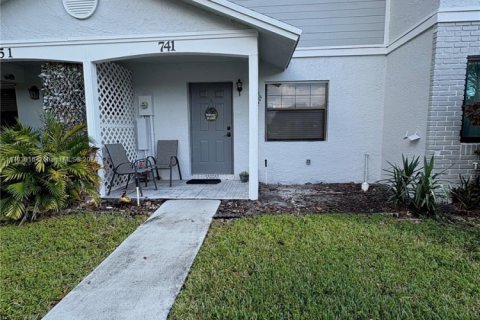 Купить таунхаус в Пемброк-Пайнс, Флорида 2 спальни, 113.71м2, № 1933549 - фото 1