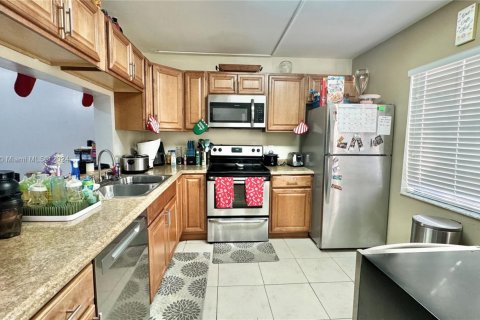 Купить таунхаус в Пемброк-Пайнс, Флорида 2 спальни, 113.71м2, № 1933549 - фото 2