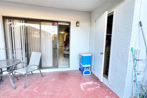 Купить таунхаус в Пемброк-Пайнс, Флорида 2 спальни, 113.71м2, № 1933549 - фото 16