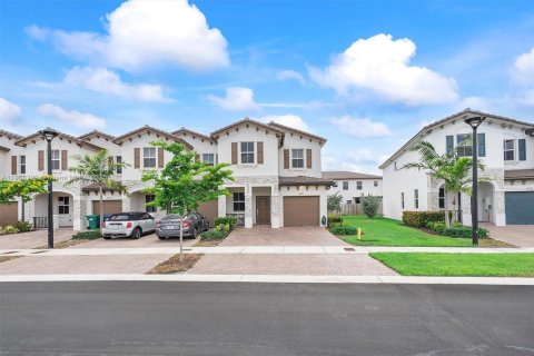 Touwnhouse à vendre à Miami, Floride: 4 chambres, 169.08 m2 № 1967918 - photo 1