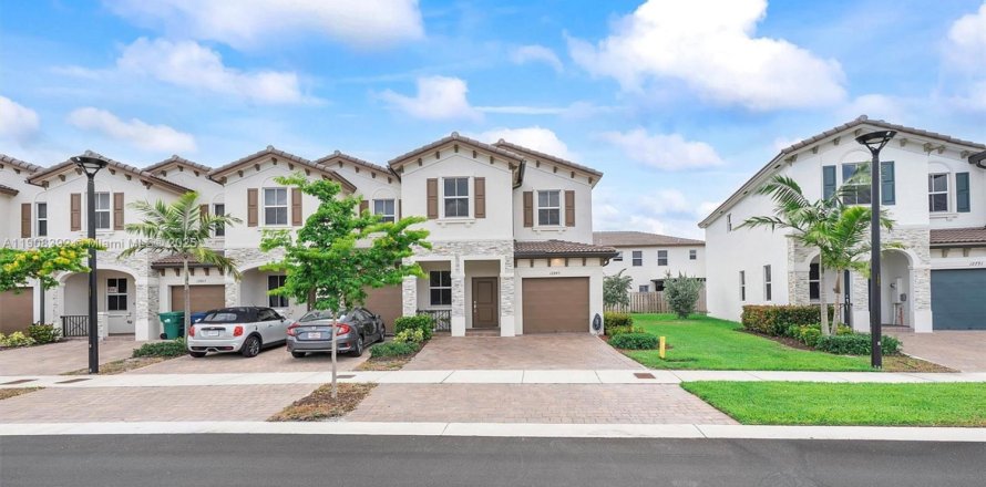 Touwnhouse à Miami, Floride 4 chambres, 169.08 m2 № 1967918