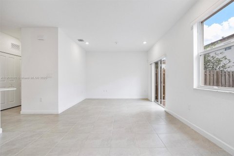Touwnhouse à vendre à Miami, Floride: 4 chambres, 169.08 m2 № 1967918 - photo 9