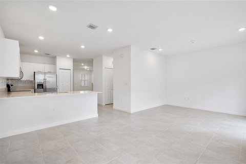 Touwnhouse à vendre à Miami, Floride: 4 chambres, 169.08 m2 № 1967918 - photo 10