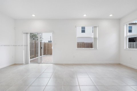 Touwnhouse à vendre à Miami, Floride: 4 chambres, 169.08 m2 № 1967918 - photo 8