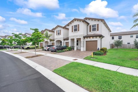 Touwnhouse à vendre à Miami, Floride: 4 chambres, 169.08 m2 № 1967918 - photo 2