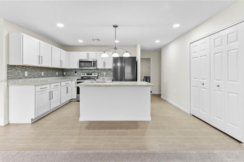 House in Port St. Lucie, Florida 4 bedrooms, 198.25 sq.m. № 2265319 - photo 9