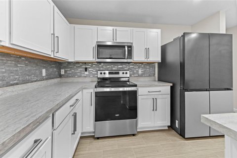House in Port St. Lucie, Florida 4 bedrooms, 198.25 sq.m. № 2265319 - photo 10