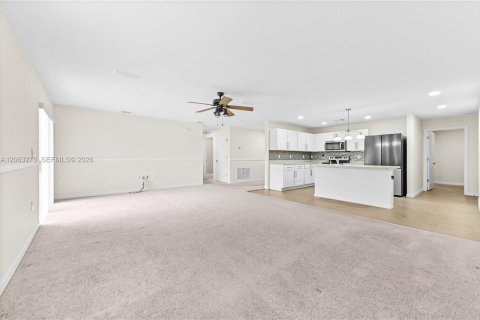 House in Port St. Lucie, Florida 4 bedrooms, 198.25 sq.m. № 2265319 - photo 7