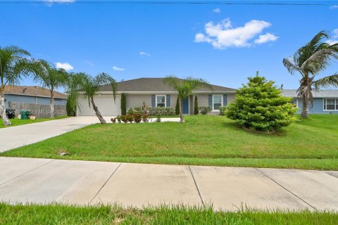 House in Port St. Lucie, Florida 4 bedrooms, 198.25 sq.m. № 2265319 - photo 2