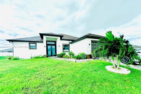 House in Cape Coral, Florida 3 bedrooms № 1790470 - photo 2