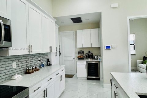 House in Cape Coral, Florida 3 bedrooms № 1790470 - photo 10