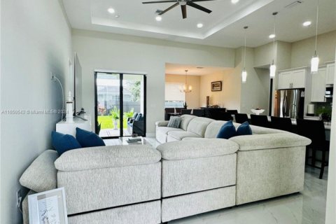 House in Cape Coral, Florida 3 bedrooms № 1790470 - photo 7