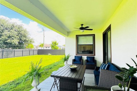House in Cape Coral, Florida 3 bedrooms № 1790470 - photo 29