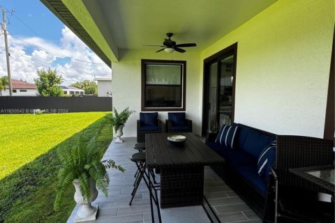 House in Cape Coral, Florida 3 bedrooms № 1790470 - photo 27