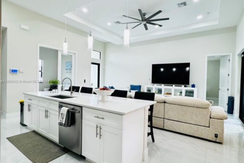 House in Cape Coral, Florida 3 bedrooms № 1790470 - photo 5