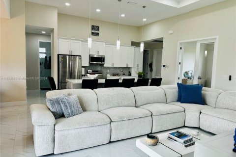 House in Cape Coral, Florida 3 bedrooms № 1790470 - photo 1