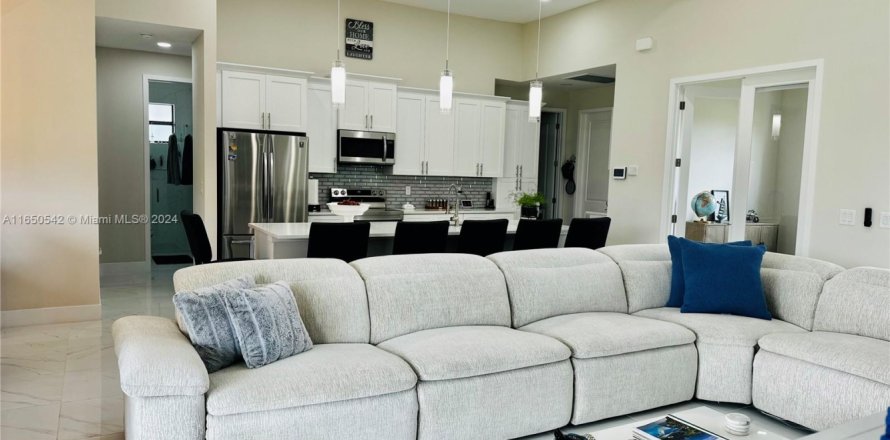 House in Cape Coral, Florida 3 bedrooms № 1790470