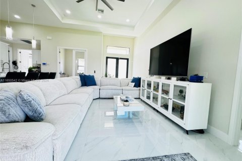 House in Cape Coral, Florida 3 bedrooms № 1790470 - photo 4