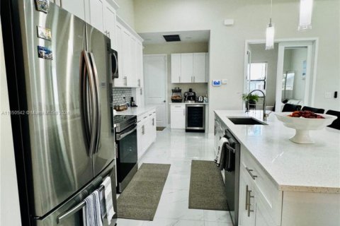 House in Cape Coral, Florida 3 bedrooms № 1790470 - photo 11