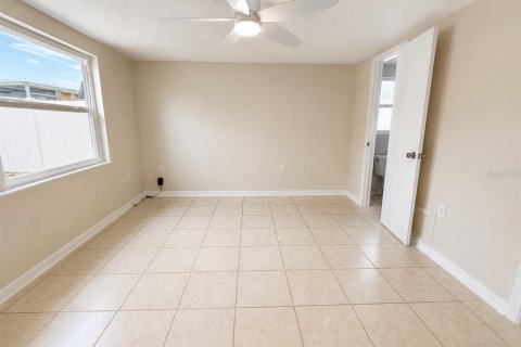 House in Port Richey, Florida 3 bedrooms, 133.97 sq.m. № 2289535 - photo 25