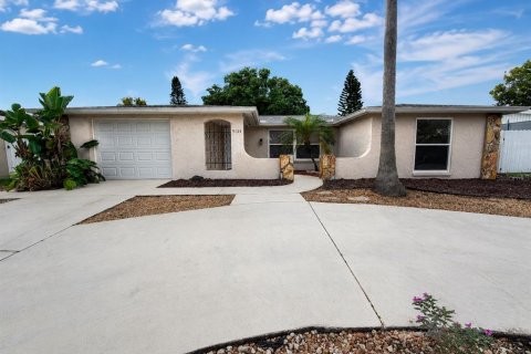 House in Port Richey, Florida 3 bedrooms, 133.97 sq.m. № 2289535 - photo 2