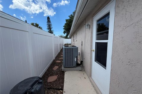 House in Port Richey, Florida 3 bedrooms, 133.97 sq.m. № 2289535 - photo 4