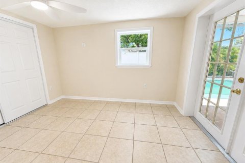 House in Port Richey, Florida 3 bedrooms, 133.97 sq.m. № 2289535 - photo 23