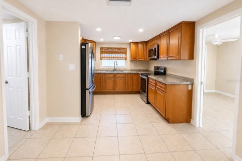 House in Port Richey, Florida 3 bedrooms, 133.97 sq.m. № 2289535 - photo 20