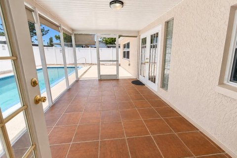 House in Port Richey, Florida 3 bedrooms, 133.97 sq.m. № 2289535 - photo 12