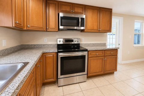House in Port Richey, Florida 3 bedrooms, 133.97 sq.m. № 2289535 - photo 21