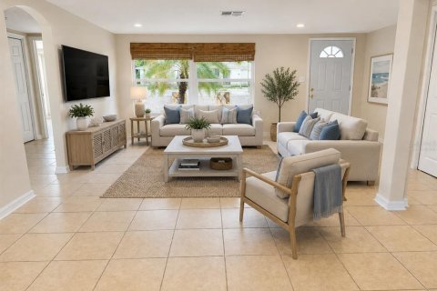 House in Port Richey, Florida 3 bedrooms, 133.97 sq.m. № 2289535 - photo 14